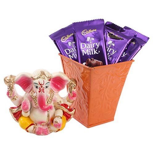 Send Love Basket with Bear Online Same Day Delivery - OyeGifts.com